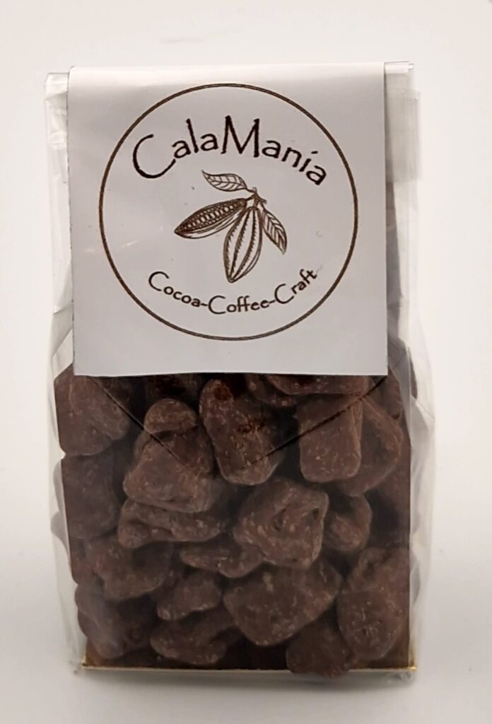 Kawałki kandyzowanego imbiru oblane grubą warstwą ciemnej, deserowej czekolady 70%, elegancko zapakowane jako praliny premium.