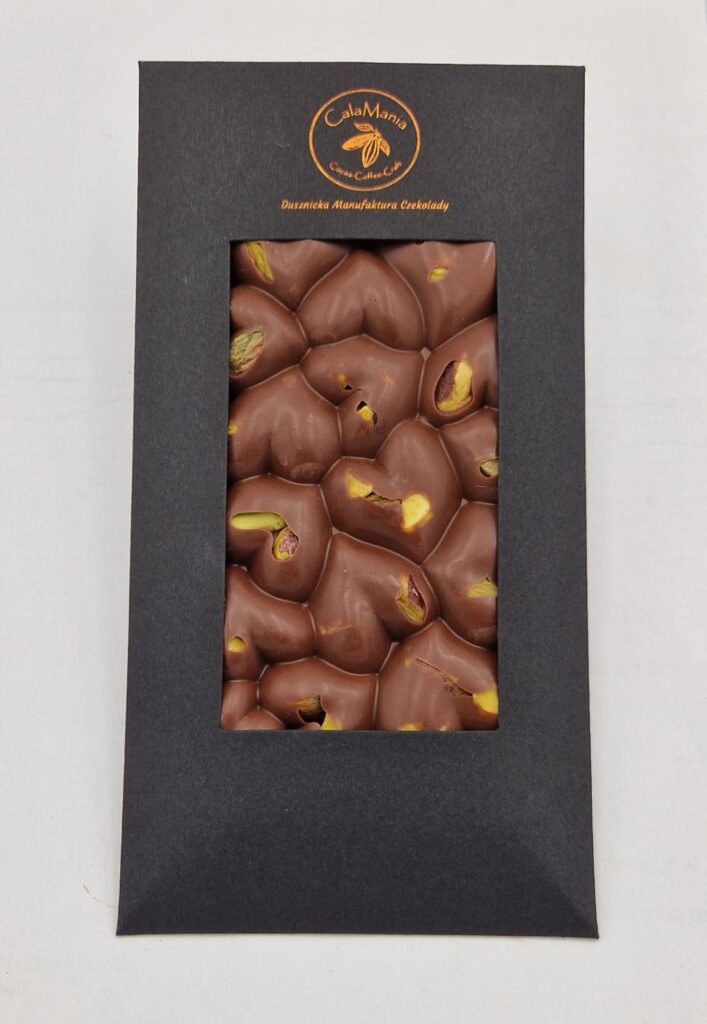 czekolada-mleczna-z-pistacjami-eleganckie-opakowanie-calamania