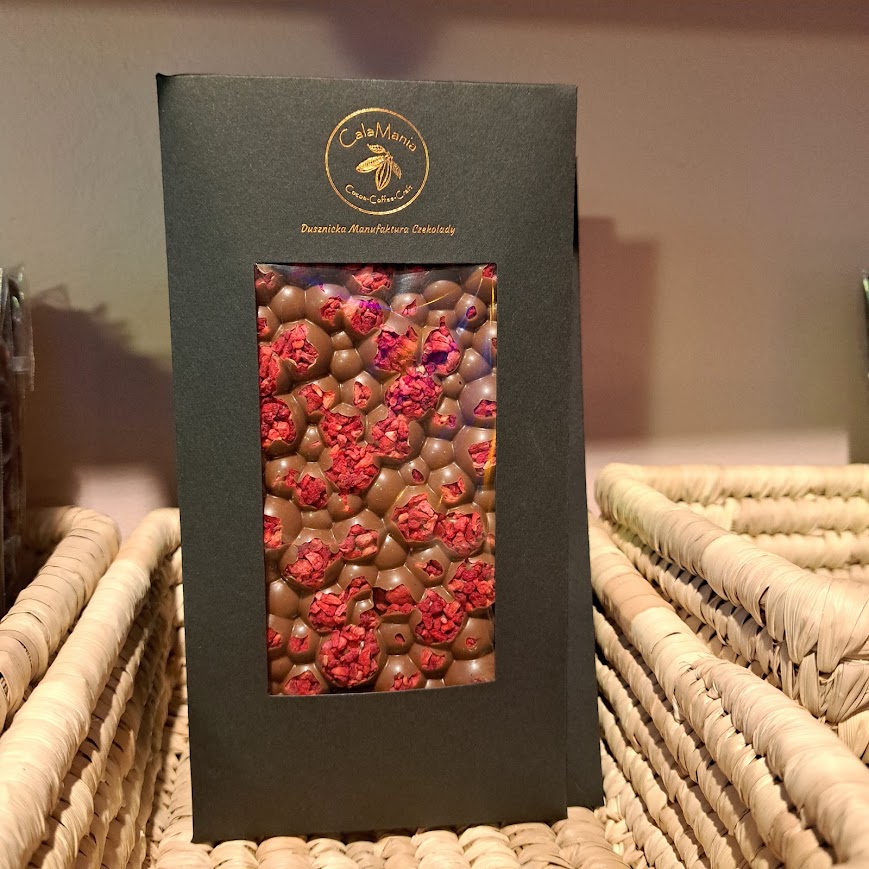 Rzemieślnicza tabliczka Czekolada Mleczna z liofilizowanymi malinami w eleganckim opakowaniu firmowym Calamania 100g Rzemieślnicza tabliczka Czekolada Mleczna z liofilizowanymi malinami w eleganckim opakowaniu firmowym Calamania 100g